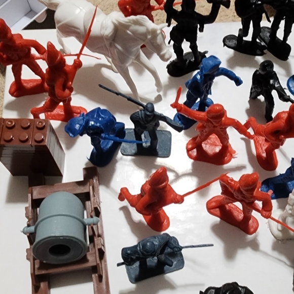 The American Revolution's Souvenir Playset 36 Figs Cannon, Mortar, Horse & Scene - Picture 3 of 5